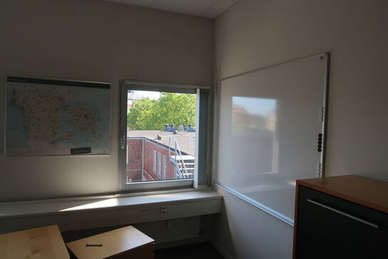 El. hæve/sænke skrivebord KINNARPS, reol, whiteboard m.m.
