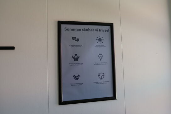 Bord samt plakat