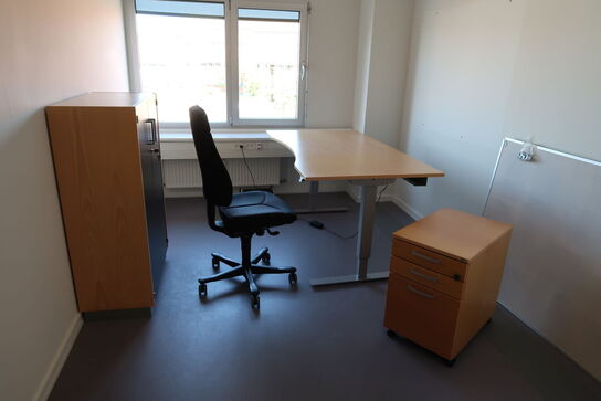 El. hæve/sænke skrivebord EFG, kontorstol KINNARPS, skab m.m.