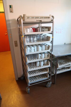 Stikvogn med div. Opvaskebakker og køkkenservice