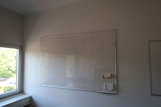 El. hæve/sænke skrivebord KINNARPS, reol, whiteboard m.m.