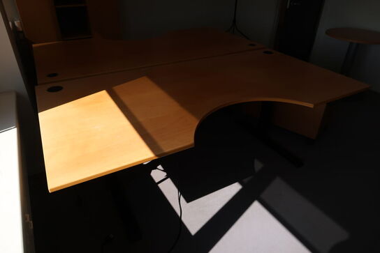 2 stk. el. hæve/sænke skriveborde KINNARPS, reoler, bord, whiteboard m.m.