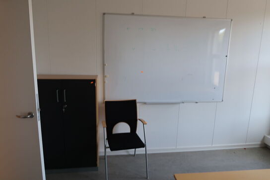 El. hæve/sænke skrivebord KINNARPS, skuffemodul, whiteboard m.m.
