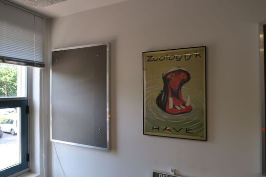 2 stk. reoler, whiteboard, opslagstavler m.m.