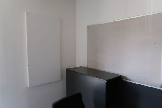 Kontorstol, skab DENCON, opslagstavle, whiteboard m.m.