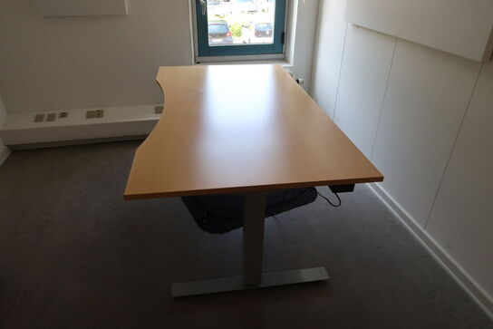 El. hæve/sænke skrivebord EFG, akustikpaneler, whiteboard, bord m.m.