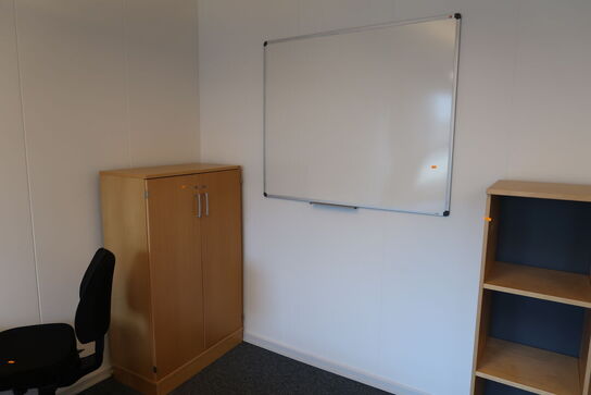 4 stk. skabe/reoler KINNARPS samt whiteboard m.m.