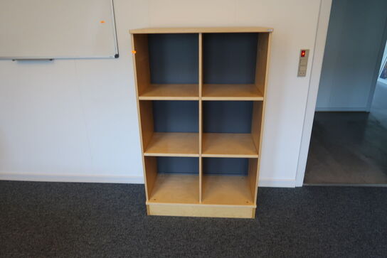 4 stk. skabe/reoler KINNARPS samt whiteboard m.m.