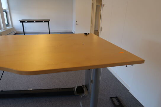 El. hæve/sænke skrivebord KINNARPS, whiteboard, opslagstavle m.m.