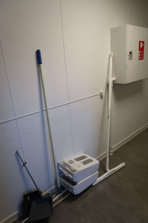 Lagerreol uden indhold samt div. rengøringsartikler