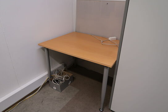 Reol, toner, bord samt trappestige