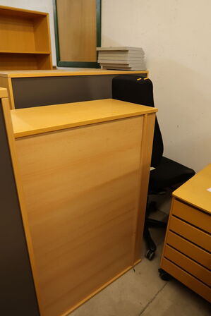 2 stk. reoler, bord, 2 stk. skuffemoduler, skab KINNARPS, kontorstol m.m.