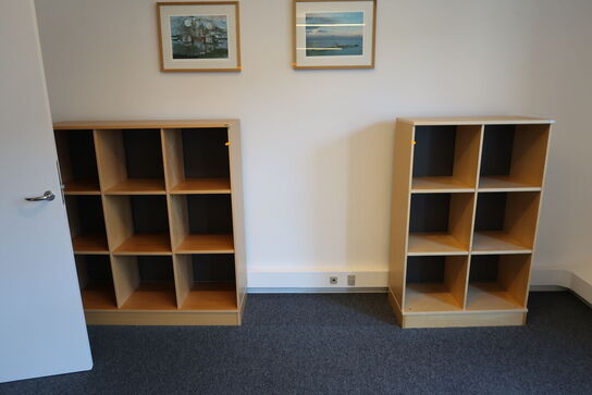 4 stk. skabe/reoler KINNARPS samt whiteboard m.m.