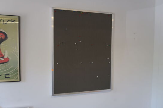 2 stk. reoler, whiteboard, opslagstavler m.m.