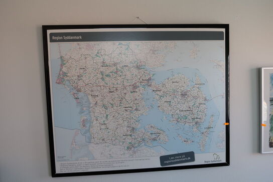 2 stk. plakater samt whiteboard
