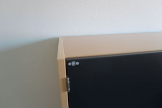 El. hæve/sænke skrivebord EFG, kontorstol KINNARPS, skab m.m.