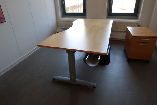 El. hæve/sænke skrivebord KINNARPS, skuffemodul, opslagstavle, billede m.m.
