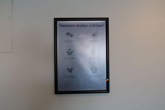 Skrivepult samt plakat