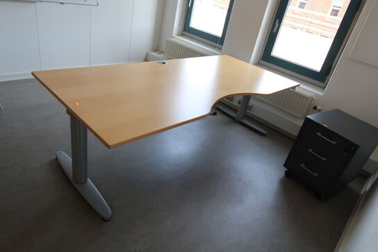 El. hæve/sænke skrivebord KINNARPS, skuffemodul, whiteboard m.m.