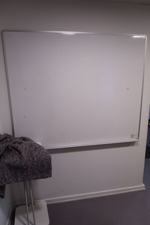 Whiteboard samt skraldespandsstativ