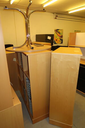 2 stk. reoler, bord, 2 stk. skuffemoduler, skab KINNARPS, kontorstol m.m.