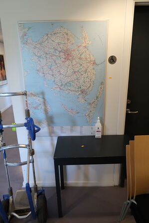 Bord samt kort over fyn