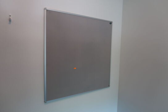 2 stk. opslagstavler, 2 stk. whiteboard