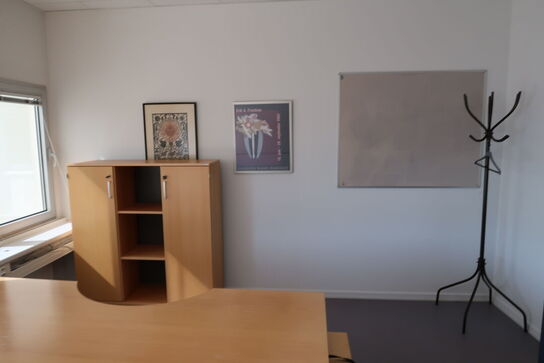 2 stk. el. hæve/sænke skriveborde KINNARPS, reoler, bord, whiteboard m.m.