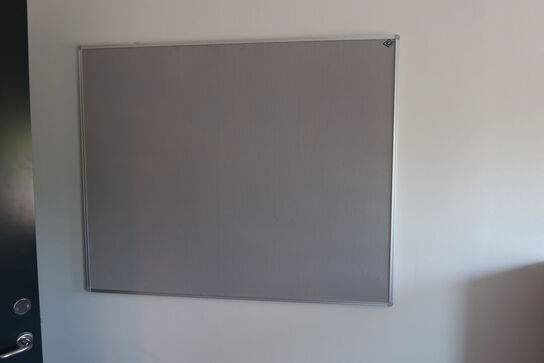 El. hæve/sænke skrivebord KINNARPS, reol, whiteboard m.m.