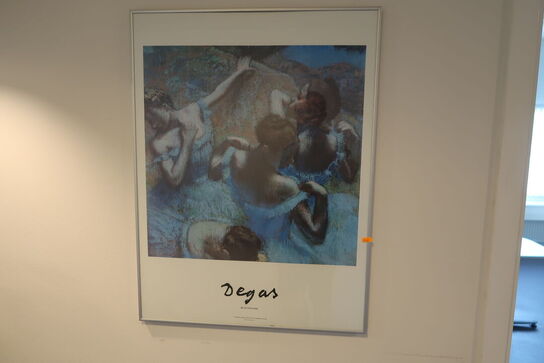 Skab, 2 stk. plakater samt whiteboard