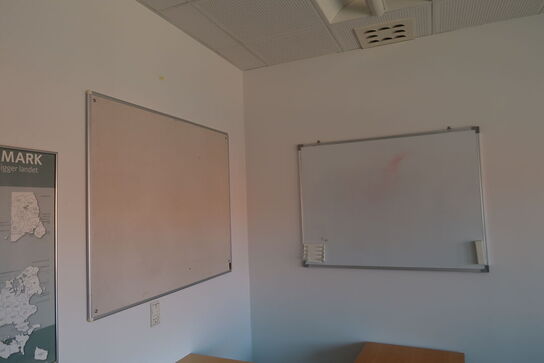 2 stk. el. hæve/sænke skriveborde KINNARPS, reoler, bord, whiteboard m.m.