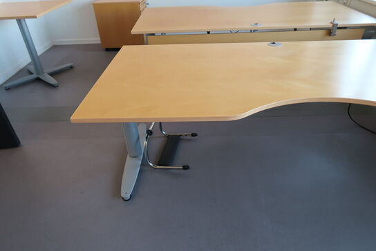 2 stk. el. hæve/sænke skriveborde KINNARPS, reoler, bord, whiteboard m.m.