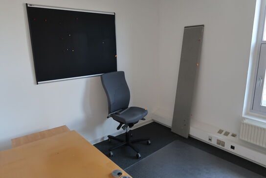 2 stk. el. hæve/sænke skriveborde KINNARPS, skuffemodul, kontorstol, bord m.m.