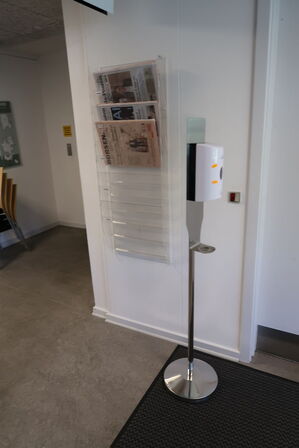 Spritdispenser samt brochureholder