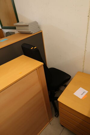 2 stk. reoler, bord, 2 stk. skuffemoduler, skab KINNARPS, kontorstol m.m.
