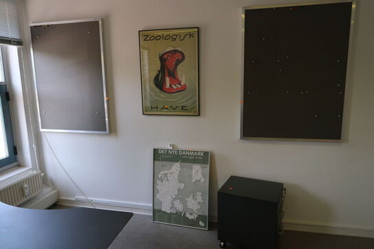 2 stk. reoler, whiteboard, opslagstavler m.m.