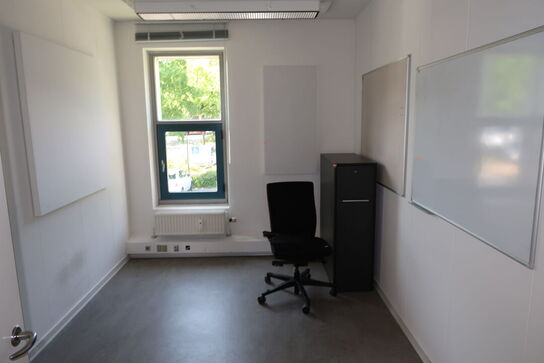 Kontorstol, skab DENCON, opslagstavle, whiteboard m.m.