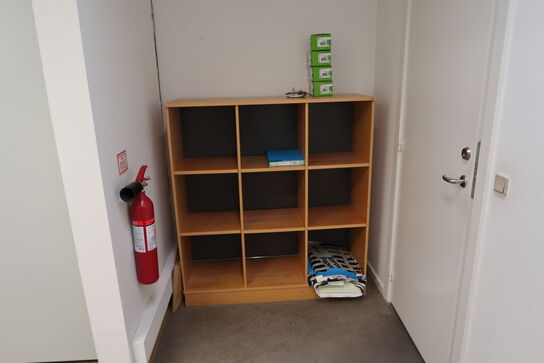 Reol, toner, bord samt trappestige