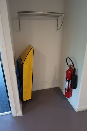 Evacchair, ildslukker samt hattehylde