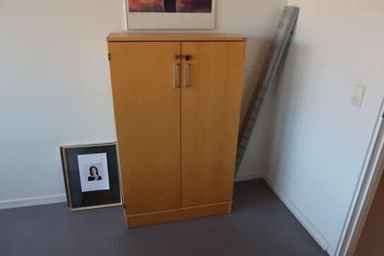 2 stk. el. hæve/sænke skriveborde KINNARPS, reoler, bord, whiteboard m.m.