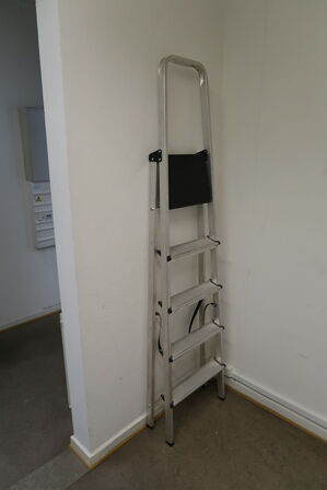 Reol, toner, bord samt trappestige