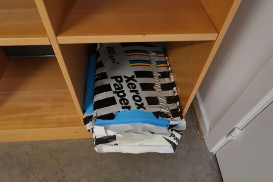 Reol, toner, bord samt trappestige