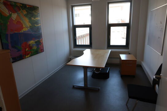 El. hæve/sænke skrivebord KINNARPS, skuffemodul, opslagstavle, billede m.m.