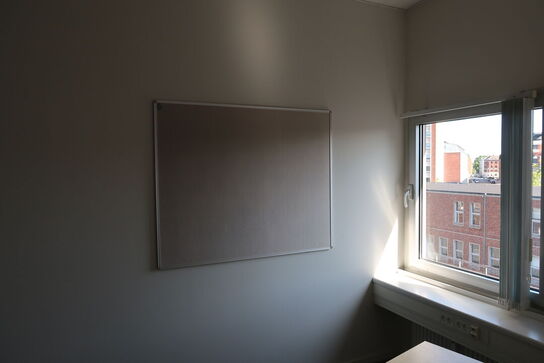El. hæve/sænke skrivebord KINNARPS, reol, whiteboard m.m.