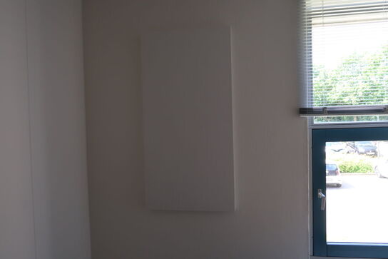 El. hæve/sænke skrivebord EFG, akustikpaneler, whiteboard, bord m.m.