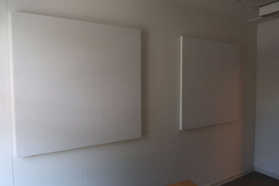 El. hæve/sænke skrivebord EFG, akustikpaneler, whiteboard, bord m.m.