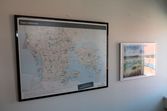2 stk. plakater samt whiteboard
