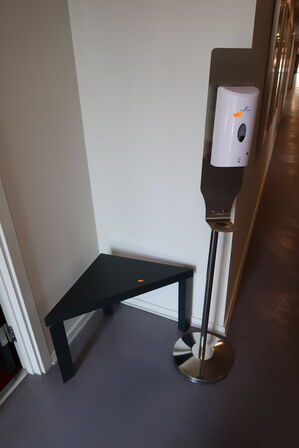 Hjørnebord samt spritdispenser