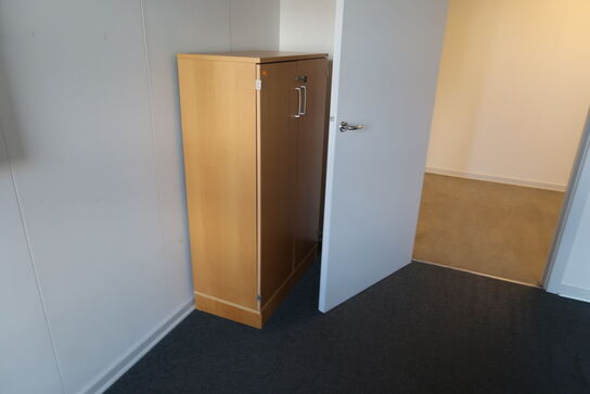 2 stk. el. hæve/sænke skriveborde KINNARPS, skuffemodul, kontorstol, bord m.m.