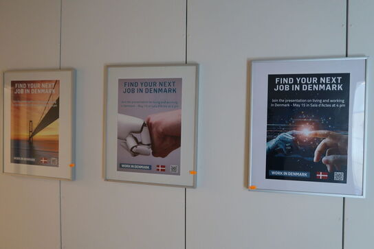 3 stk. plakater, stol samt tavle